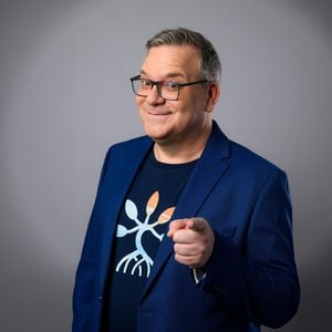 Nachts an Tanke gestrandet: Elton erlebt wilden Malle-Urlaub