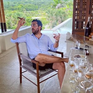 Mit Zigarre und Rum: Elyas M'Barek genießt eine Auszeit