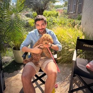 Elyas M'Barek kuschelt bei Dreharbeiten mit süßem Hund