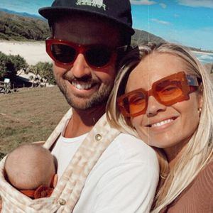 Mit Baby: Elyse Knowles teilt süßes Familienfoto am Strand
