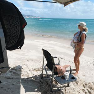 Erstes Camping: Elyse Knowles genießt Urlaub mit Baby!