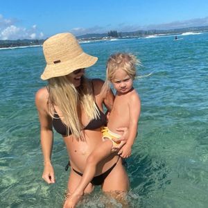 Baby Nummer zwei: Elyse Knowles präsentiert stolz Babybauch