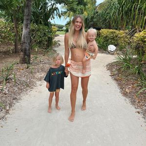 So relaxt zeigt sich schwangere Elyse Knowles am Strand