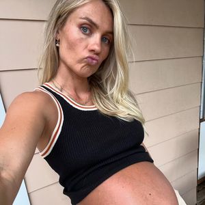 Kind kommt bald: So groß ist Elyse Knowles' Babybauch schon