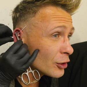 Emil Kusmirek lässt sich ein Piercing bei Premiere stechen