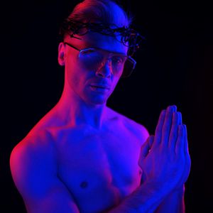 Emil Kusmirek posiert bei Fotoshooting als schwuler Jesus