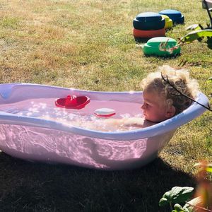 Abkühlung gefällig? So relaxt Emil-Ocean (2) im Ersatzpool