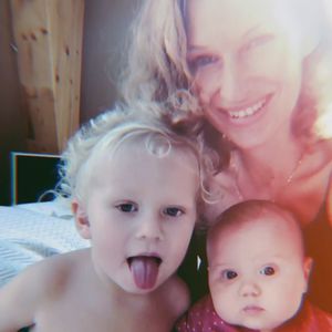 Zweifach-Mama Janni Kusmagk teilt putziges Selfie mit Kids