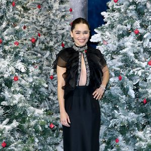 Ausschnitt bis zum Nabel: Tiefe Einblicke bei Emilia Clarke!