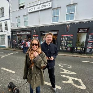 "Game of Cones": Emilia Clarke posiert vor schräger Eisdiele