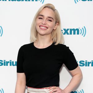 Zum Targaryen ernannt: GoT-Emilia adelt mit einer Banane!