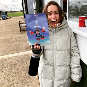 Zum 34. Geburtstag: Emilia Clarke springt aus einem Flugzeug