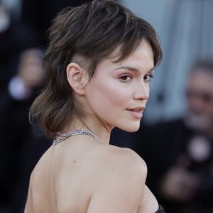 Schick oder Schock? Emilia Schüle mit neuer Frise in Venedig