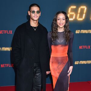 Offiziell: Emilio Sakraya und Jenny Hand in Hand bei Event