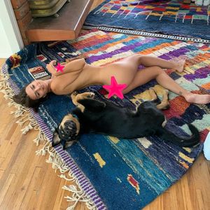 Süß oder seltsam? Emily Ratajkowski posiert nackt mit Hund