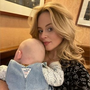 "Rivals"-Star Emily Atack teilt seltenes Foto mit Sohn