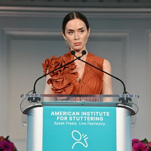 Emily Blunt inspiriert Kinder durch ihren Kampf mit Stottern
