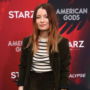 Schöne Emily Browning nackt im heißen Thriller