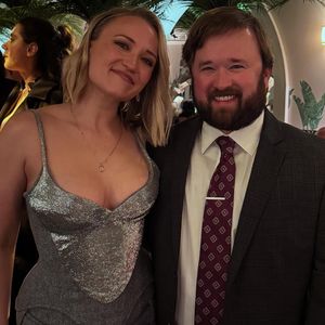 Haley Joel und Emily Osment teilen seltenes Geschwisterfoto