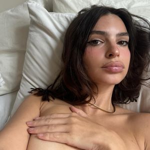 Nackte Tatsachen: Emily Ratajkowski teilt freizügige Bilder