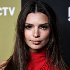 Model Emily Ratajkowski zeigt XS-Taille und Waschbrettbauch
