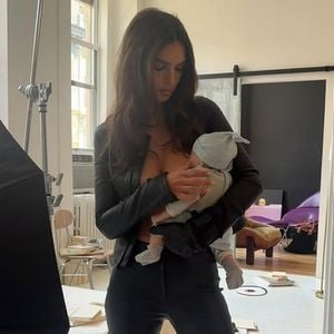 Provokant: Emily Ratajkowski posiert oben ohne mit Babypuppe