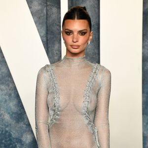 Emily Ratajkowski überrascht ihre Fans mit kurzem Pixie-Cut