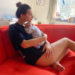 Hier knuddelt Neu-Mama Emily Ratajkowski Baby Sylvester
