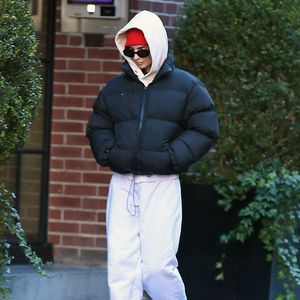 Cool oder nur kühl? Emily Ratajkowski zeigt sich im Jogger