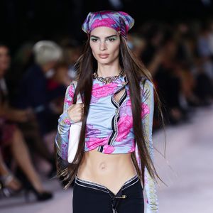 Neu-Mama Emily Ratajkowski mit krassem Sixpack auf Laufsteg