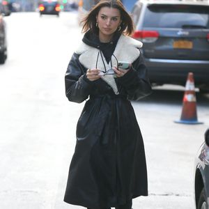 Sogar im Ledermantel hat Emily Ratajkowski eine XXS-Taille