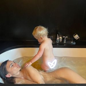 Fans gespalten: Emily Ratajkowski teilt Wannen-Pics mit Sohn