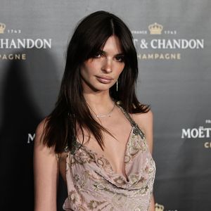 Im Bikini: Emily Ratajkowski posiert im tropischen Dschungel