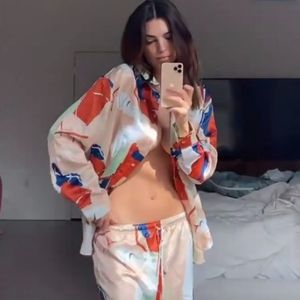 Wow! Emily Ratajkowski zeigt stolz ihren After-Baby-Bauch
