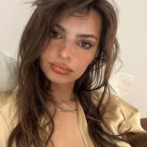 Etwa für Harry? Emily Ratajkowski fast oben ohne im Bett