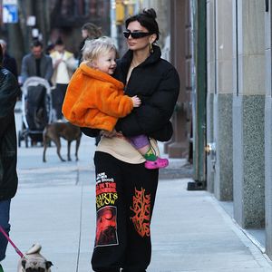 Emily Ratajkowski spaziert mit Sohn Sylvester durch New York