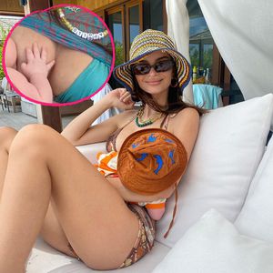 Entspannt: Hier stillt Emily Ratajkowski ihr Söhnchen Sly