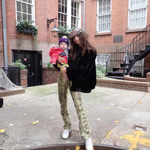 Gewusst? Emily Ratajkowski wollte Geburt im Spiegel sehen