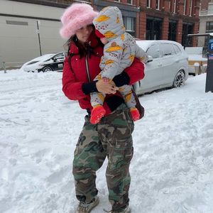 So süß tollt Emily Ratajkowskis Söhnchen Sylvester im Schnee