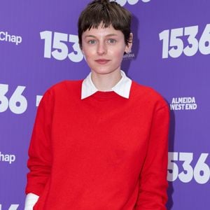 Emma Corrin blickt auf persönliche Coming-out-Reise zurück
