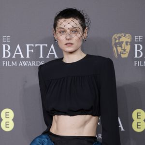 Emma Corrin zeigt selbstbewusst Achselhaare auf Magazincover