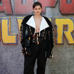 Oben ohne: Mit diesem Look sorgt Emma Corrin für Aufsehen!