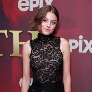 "The Crown"-Star Emma Corrin hatte für Kleid fünf Anproben