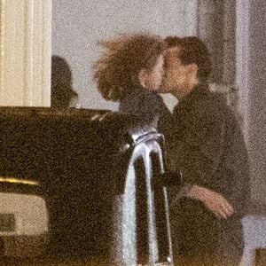 Harry Styles knutschend am Set mit Emma Corrin erwischt