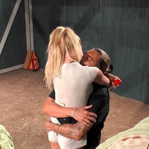 Die Promihof-Fans finden Emma und Tims Bettaktion "peinlich"