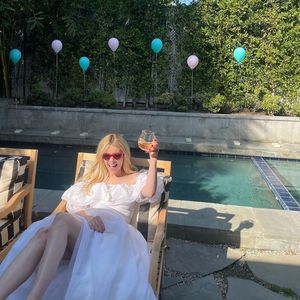 Im Hochzeitskleid: Feiert Emma Roberts nicht nur Geburtstag?
