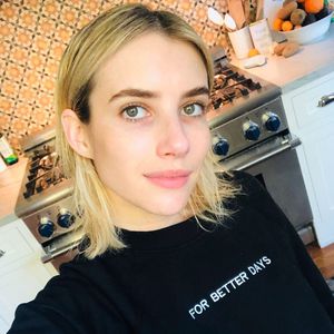 Emma Roberts rockt ihre XXL-Babykugel in trendigem Schwarz