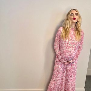 Emma Roberts bezaubert mit süßem Schwangerschafts-Look!