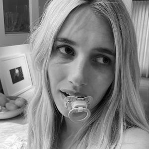 Ulkiges Schnuller-Bild: Emma Roberts meldet sich zum 30.