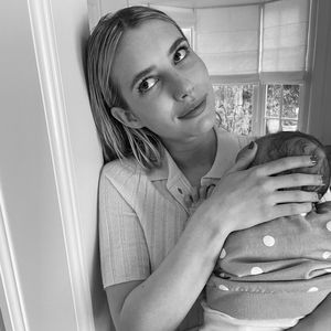 "So müde, so glücklich": Emma Roberts postet Bild mit Baby